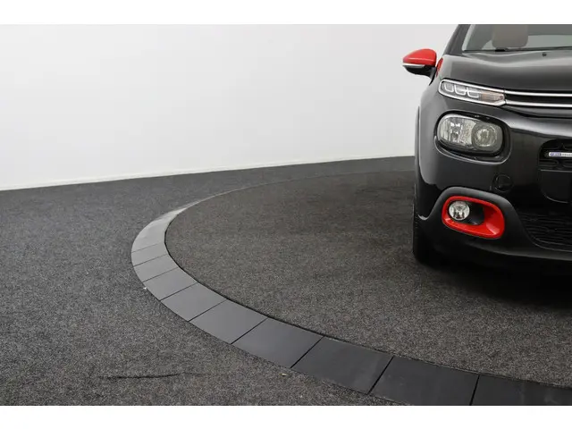 Citroën C3 1.2 PureTech S&S Shine zwart 2017 Benzine 39