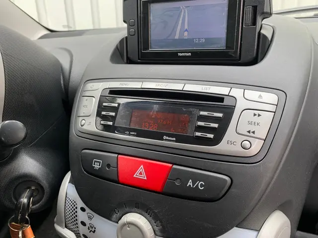 Toyota Aygo 1.0 VVT-i Now|Navigatie|Airco| 2014 Benzine 14