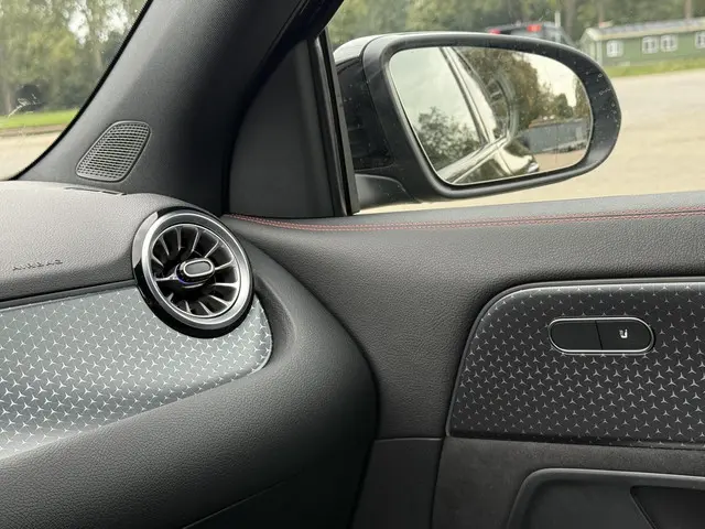 Mercedes-Benz GLA 250 e AMG Line 2024 Hybride Benzine 33