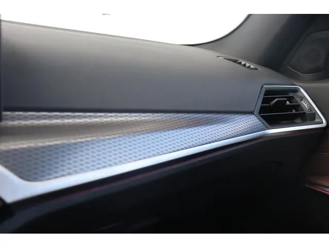 BMW 3 Serie Touring 318i 2024 Benzine 32