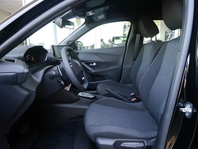 Peugeot 2008 1.2 Hybrid 145PK Style 2025 Hybride Benzine 8