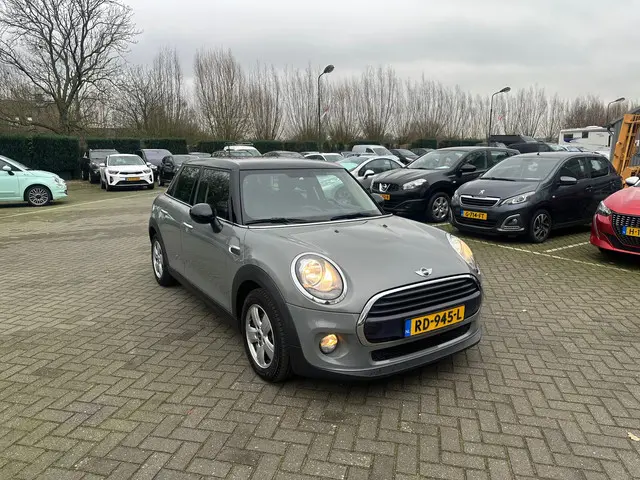 MINI Cooper Mini 1.5 Business , navigatie , pdc 2017 Benzine 2