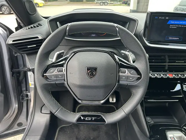 Peugeot 2008 1.2 Hybrid 145 GT 2025 Hybride Benzine 8