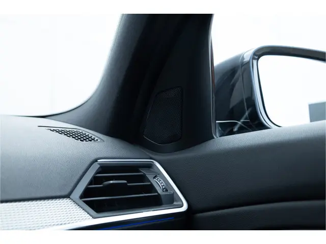 BMW 3 Serie Touring 320i M Sport High Ex 2021 Benzine 71