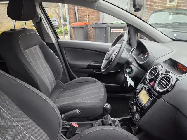 Opel Corsa 1.4-16V Design Ed 2014 Benzine 2