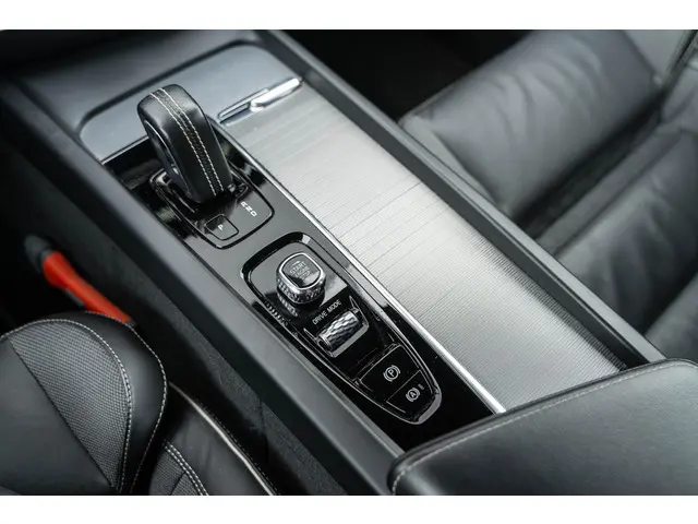 Volvo V60 2.0 B4 R-Design 2020 Benzine 33