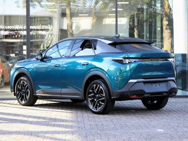 Peugeot 3008 1.2 Hybrid 145 GT 2025 Hybride Benzine 2