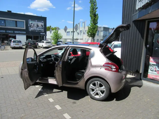Peugeot 208 1.6 VTi Allure Rosé goud 2013 Benzine 19