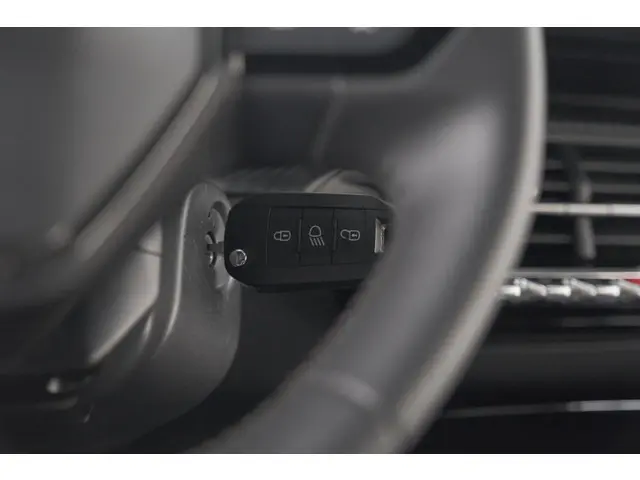 Peugeot 2008 PureTech 130 EAT8 Allure 2023 Benzine 14