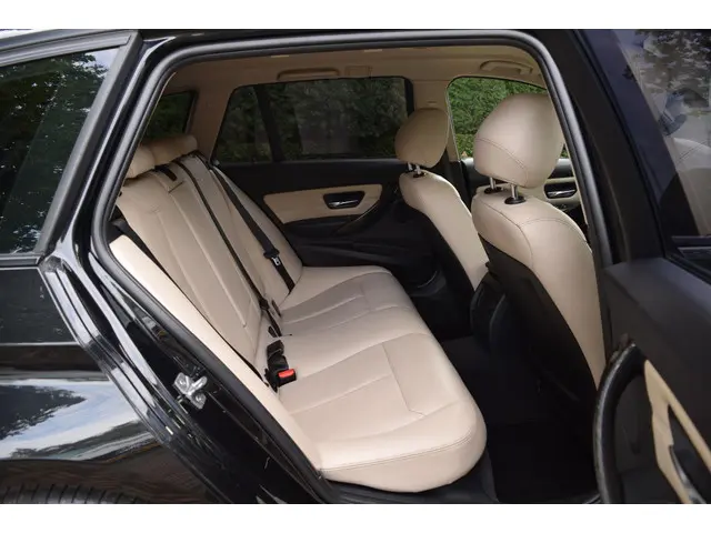 BMW 3 Serie Touring 328i High Executive 2013 Benzine 12