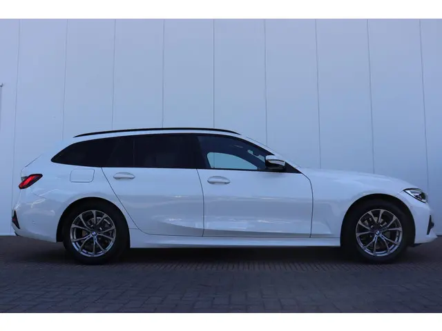 BMW 3 Serie Touring 320i Executive Edition 2020 Benzine 4