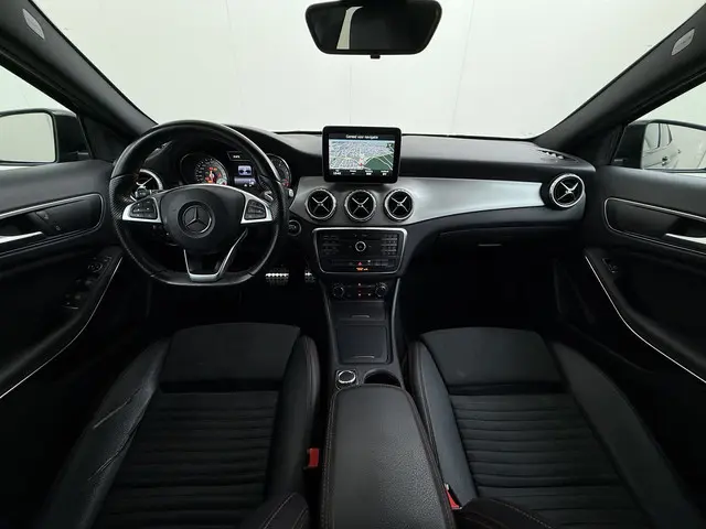 Mercedes-Benz GLA 180 AMG line 2016 Benzine 16