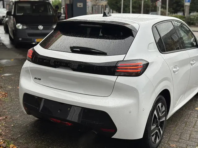Peugeot 208 1.2 PureTech Allure Pack 2024 Benzine 32