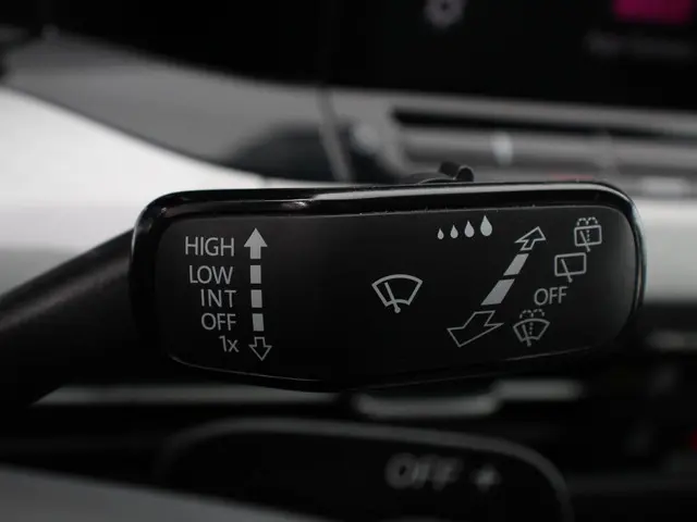 Volkswagen Golf 1.0 eTSI Life Business 2023 Benzine 16