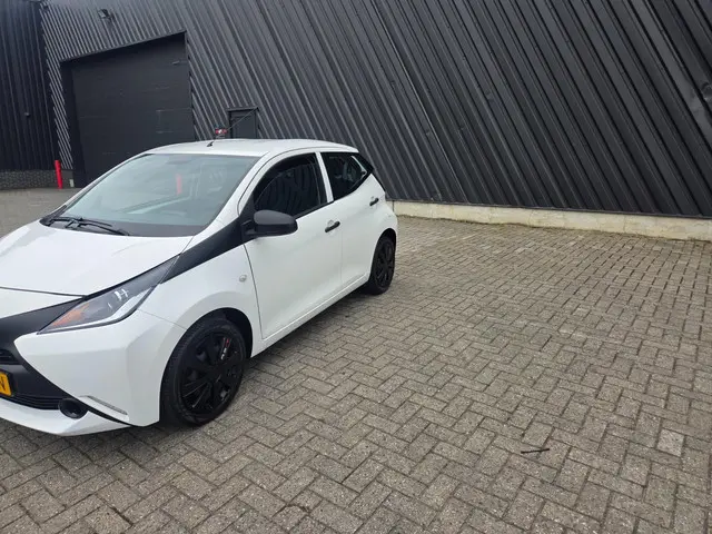 Toyota Aygo 1.0 VVT-i x-fun 5 deurs airco 2018 Benzine 2