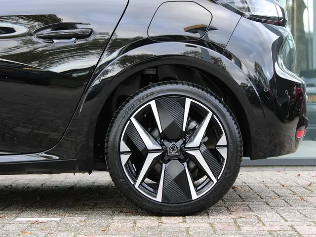 Peugeot 208 Hybrid 136 e-DCS6 GT 2024 Hybride Benzine 27