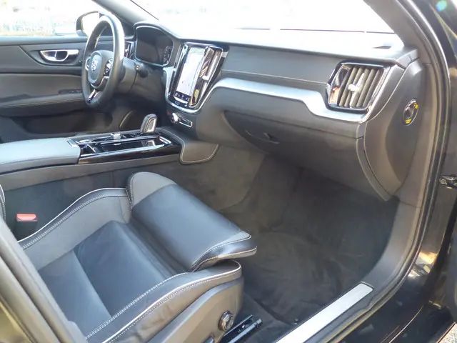 Volvo V60 T6 Recharge AWD R-Design 2022 Hybride Benzine 7