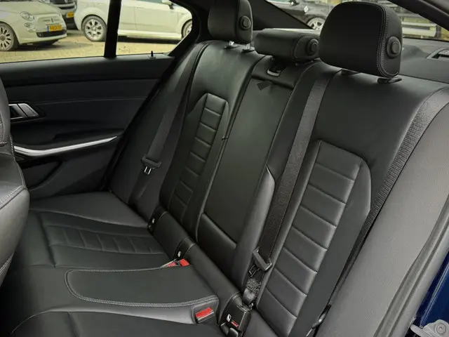 BMW 3 Serie 318i High Executive 2021 Benzine 23