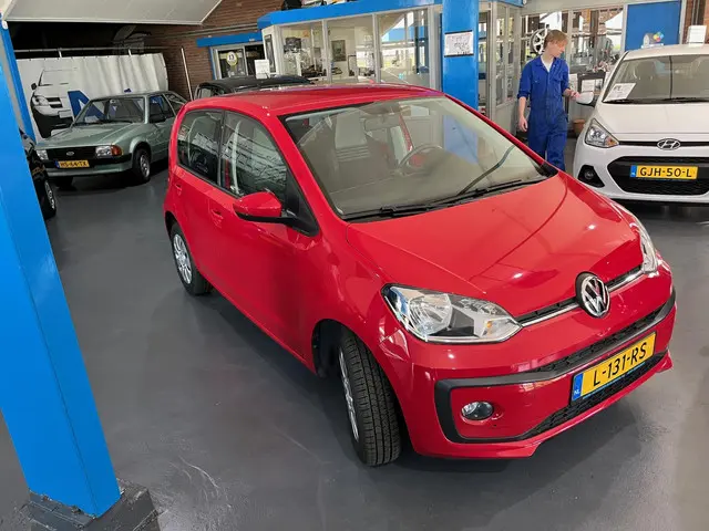 Volkswagen up! 1.0 BMT move up! 2017 Benzine 3
