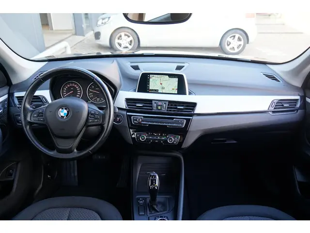 BMW X1 sDrive18i High Executive 2018 Benzine 4