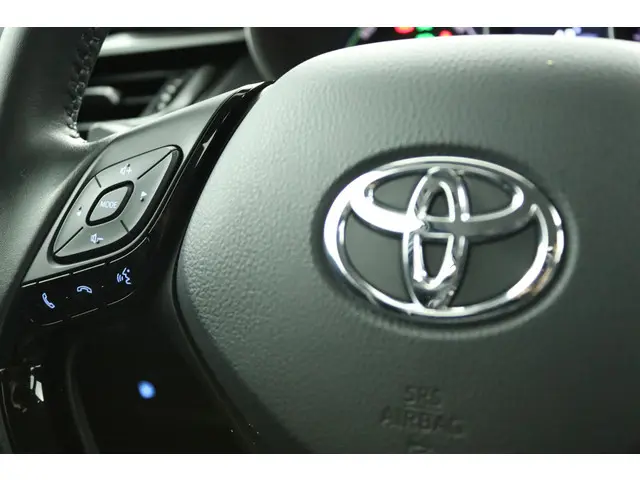 Toyota C-HR 1.8 Hybrid Dynamic 2023 Hybride Benzine 19