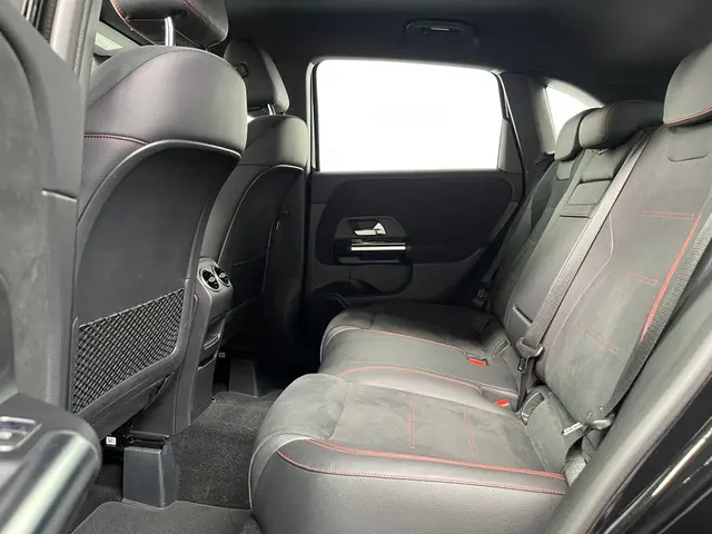 Mercedes-Benz B-Klasse 180 Bus. Sol. AMG 2019 Benzine 4