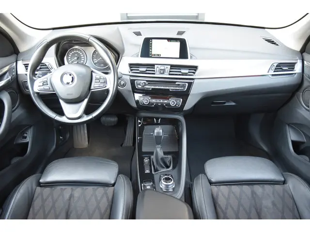 BMW X1 xDrive20i Executive 2017 Benzine 3
