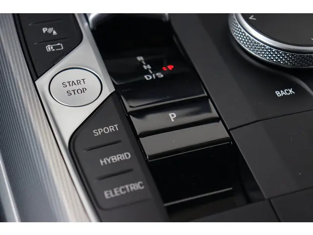 BMW 3 Serie 320e 2025 Hybride Benzine 30