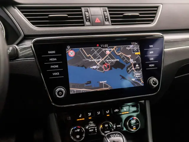 Škoda Superb Combi 1.5 TSI ACT Sport Deluxe 2020 Benzine 33