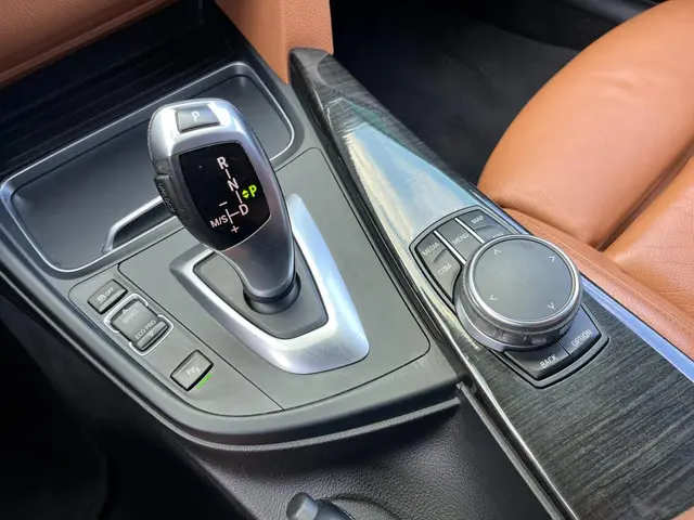 BMW 3 Serie Touring 318i Luxury Edition 2018 Benzine 17