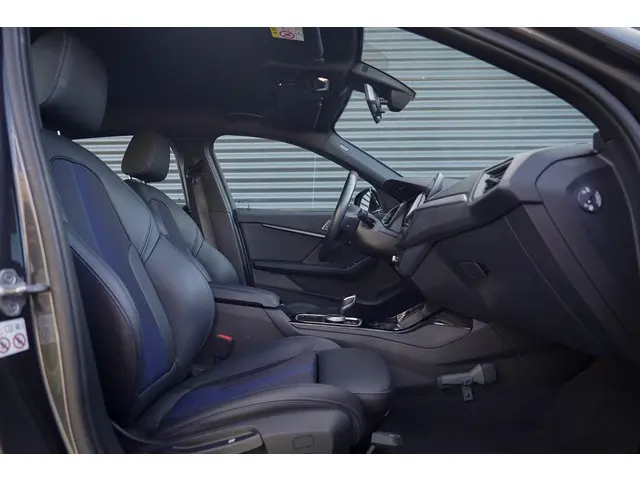 BMW 1 Serie 118i High Executive 2021 Benzine 21