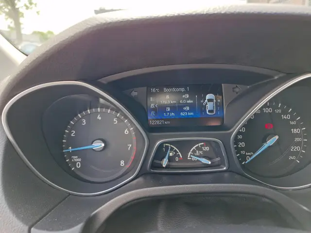 Ford Focus Wagon 1.0 Titanium Edition 2015 Benzine 10