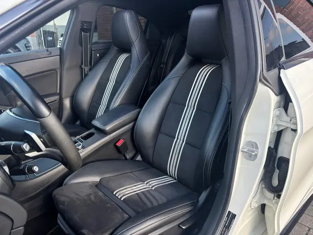 Mercedes-Benz CLA 180 AMG EDITION PANO NAP 2017 Benzine 17