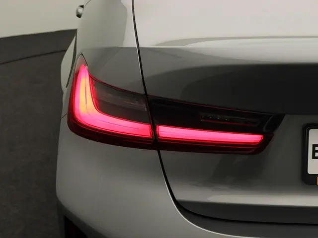 BMW 3 Serie Sedan 330e 2024 Hybride Benzine 8