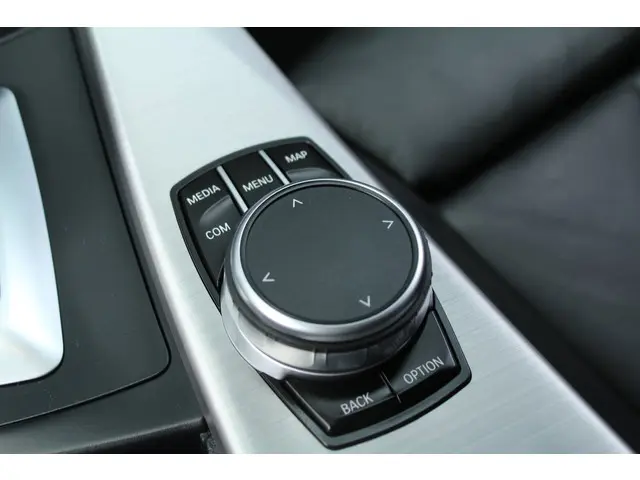 BMW 3 Serie Touring 320i High Executive 2017 Benzine 16