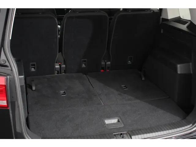 Volkswagen Touran 1.5 TSI DSG Highline 7p 2021 Benzine 27