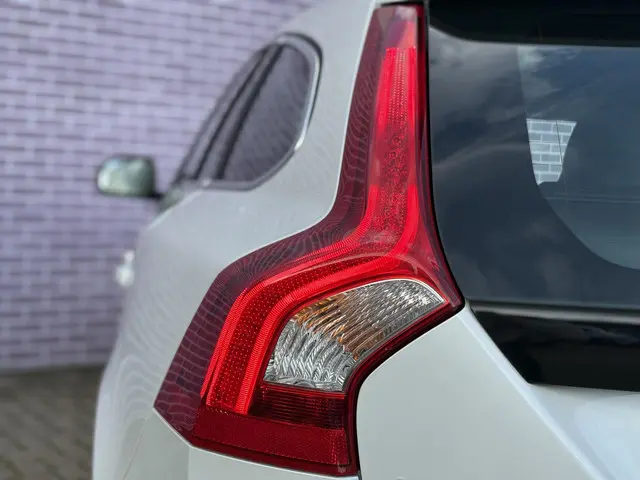 Volvo V60 2.0 T3 R-Design 2017 Benzine 26