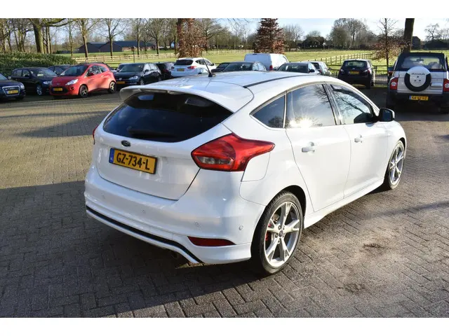 Ford Focus 1.5 Titanium Edition 2015 Benzine 32