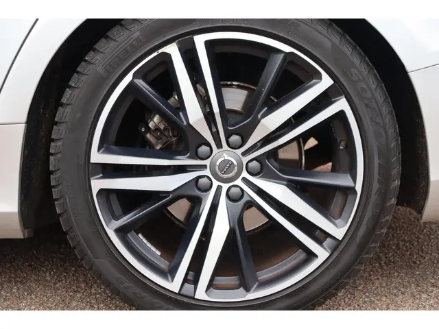 Volvo V60 2.0 T4 R-Design org. NL-auto 2019 Benzine 32