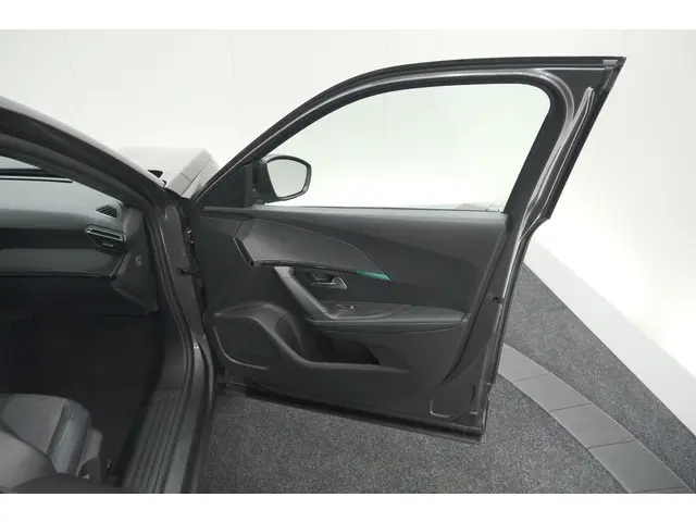 Peugeot 2008 PureTech 130 EAT8 Allure 2023 Benzine 69