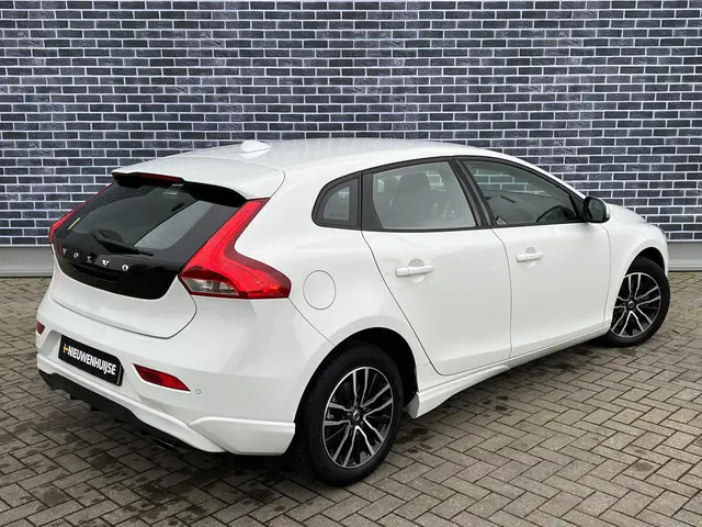 Volvo V40 T2 Nordic+ 2017 Benzine 15