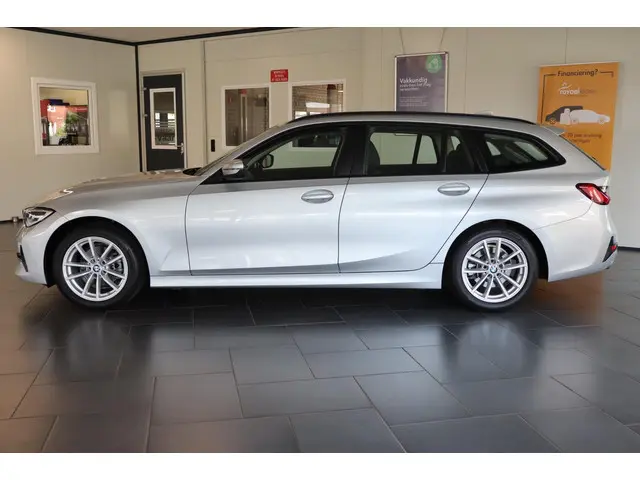 BMW 3 Serie Touring 318i Executive Edition 2021 Benzine 5