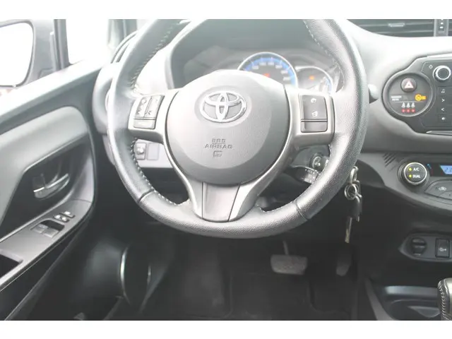 Toyota Yaris 1.5 Hybrid Aspiration 2014 Hybride Benzine 10