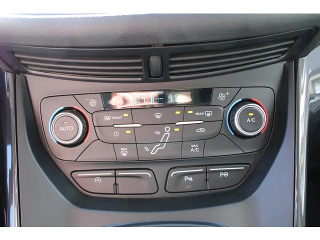 Ford C-MAX 1.5 Titanium 2015 Benzine 25