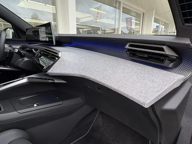 Peugeot 3008 1.2 Hybrid 145 GT 2025 Hybride Benzine 10