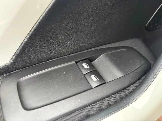 Peugeot 208 1.0 VTi LIKE 2014 Benzine 18