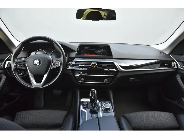 BMW 5 Serie Touring 520i Executive 2018 Benzine 12
