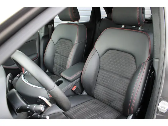 Mercedes-Benz B-Klasse 180 AMG 2017 Benzine 3