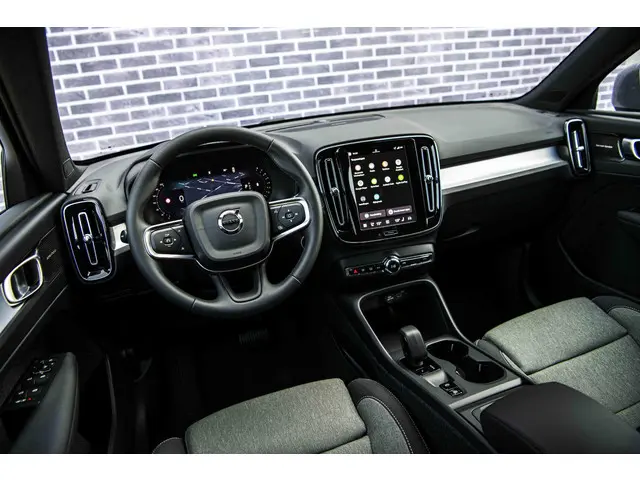 Volvo XC40 2.0 B3 Business Edition 2025 Benzine 11