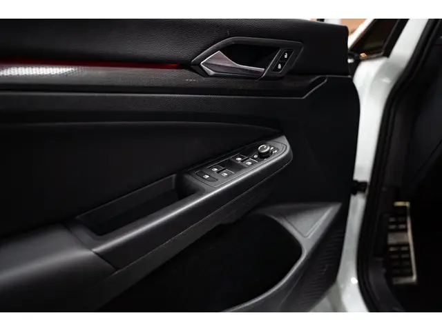 Volkswagen Golf 2.0 GTI|PANO|AUT|LEDER|IQLIGHT 2021 Benzine 17